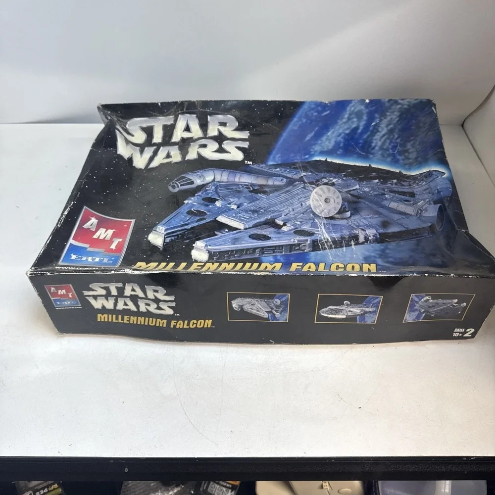 Star Wars Millennium Falcon Model Kit AMT ERTL #38273 Movie Print Open Box (106)